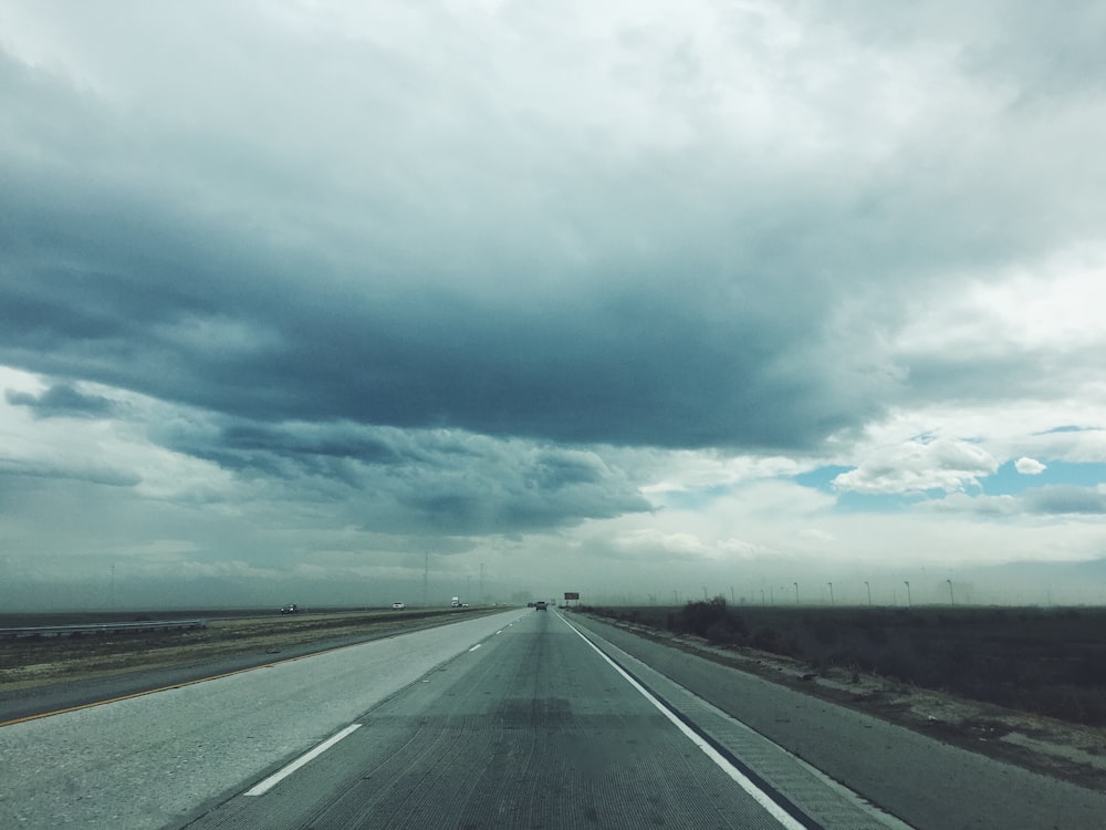 Carretera vacía bajo el cielo nublado