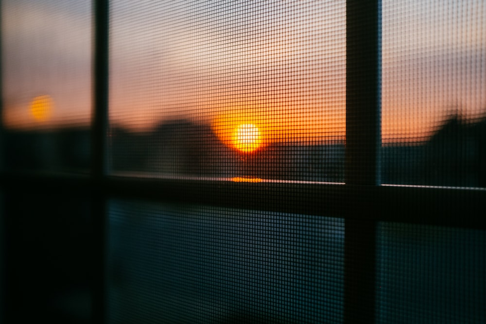 Una vista de una puesta de sol a través de una ventana