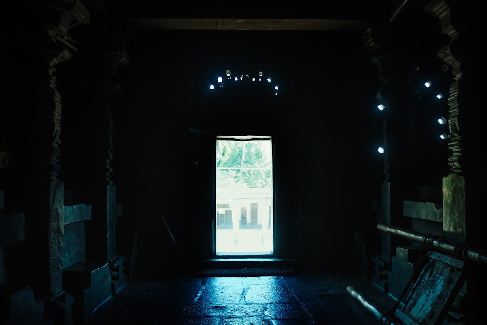 ライト付き白い木製ドア