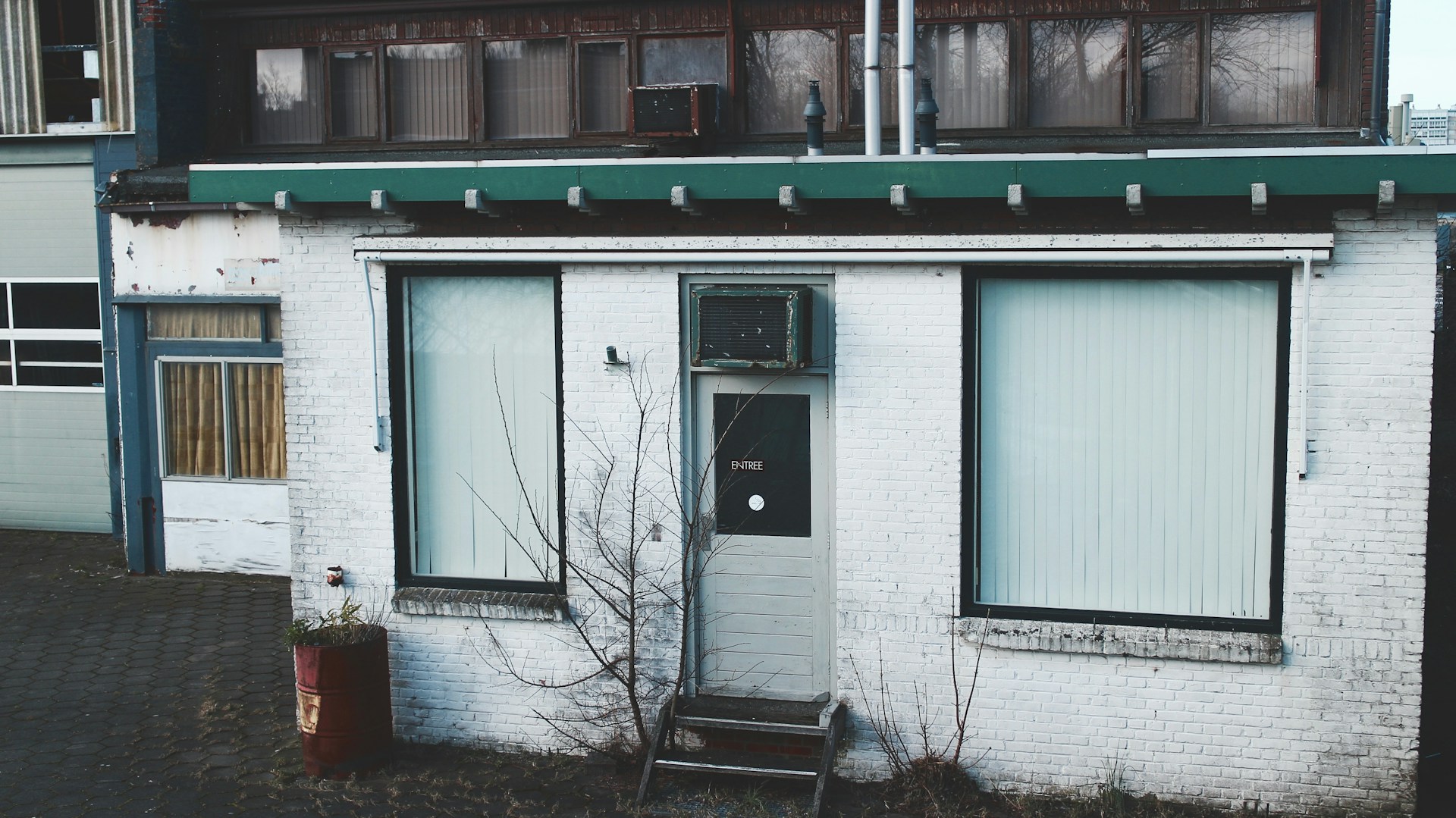 gray computer monitor