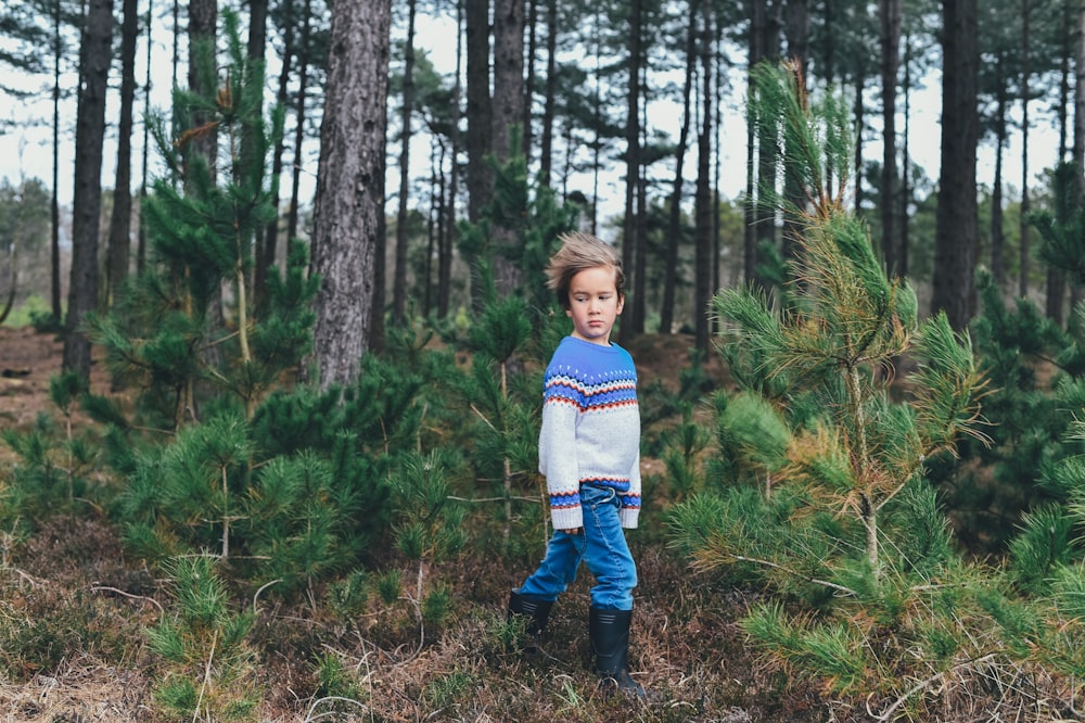 Enfant près d’un terrain arboré pendant la journée