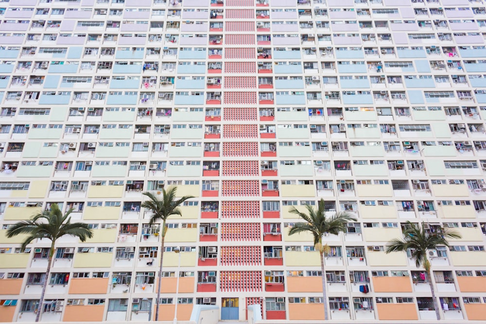 Blick aus dem niedrigen Winkel auf das farbenfrohe Gebäude