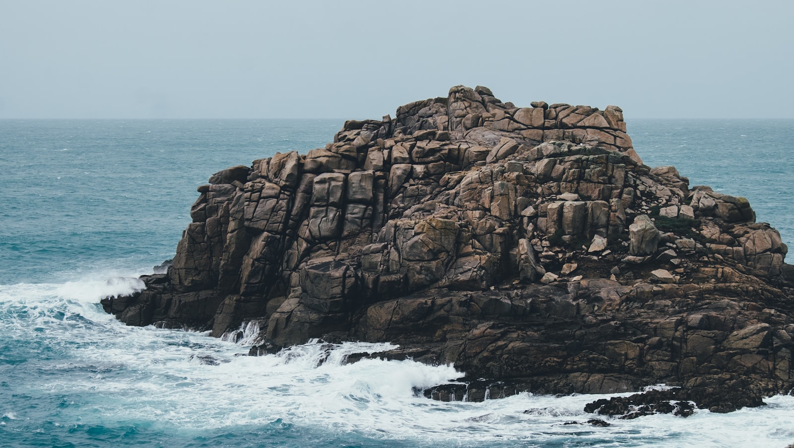 Fujifilm X-T1 + Fujifilm XF 18-55mm F2.8-4 R LM OIS sample photo. Water waves heating cliff photography