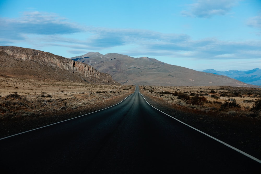 route dans le désert pendant la journée