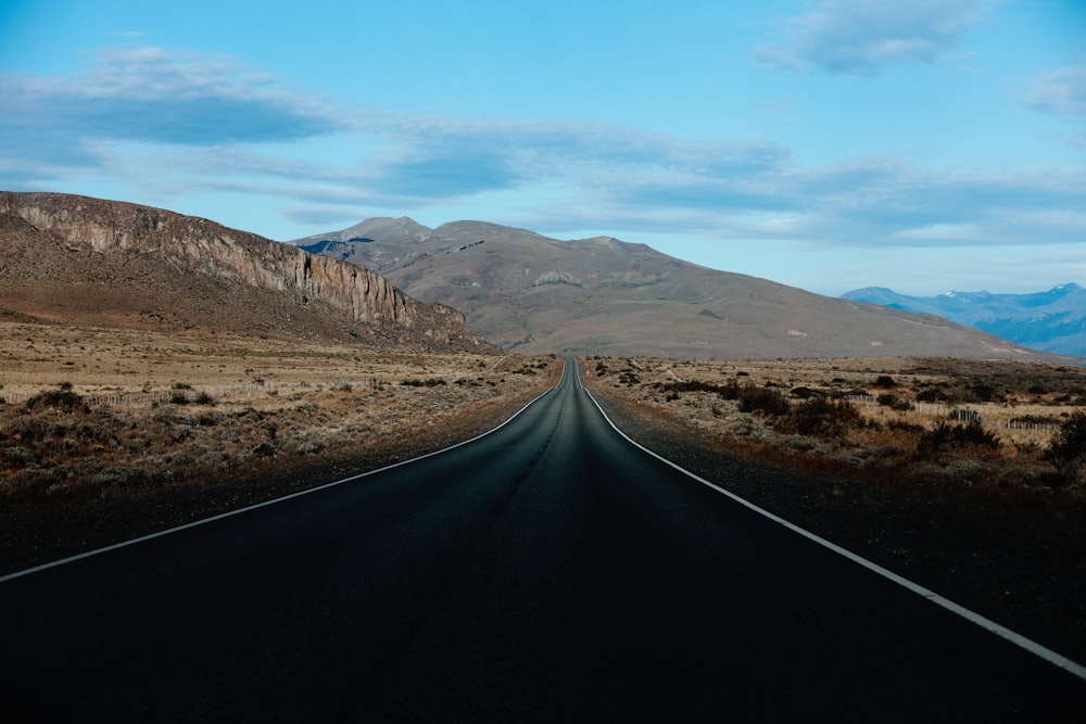 낮 동안 사막의 도로