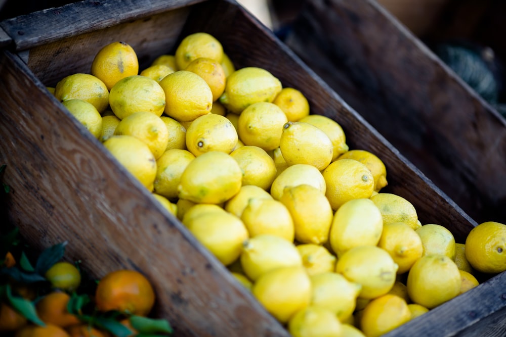 manojo de limones en caja