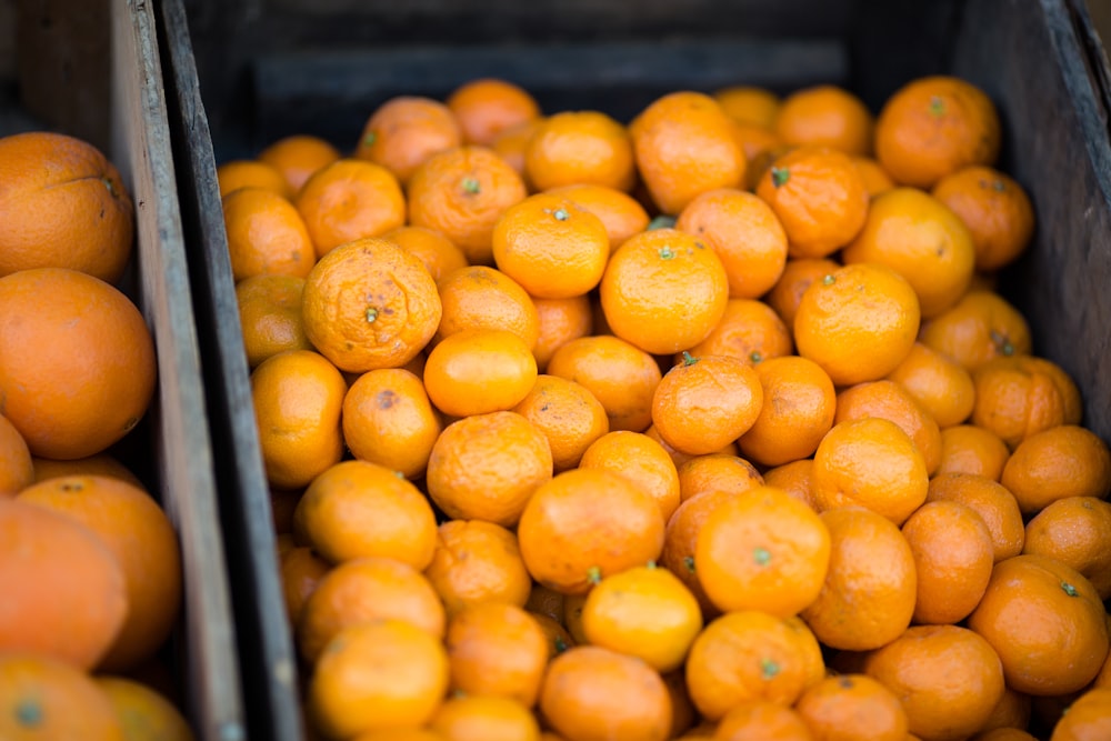 lot d’oranges sur caisse en bois