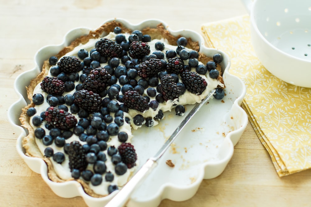 Torta di mirtilli su piatto con coltello