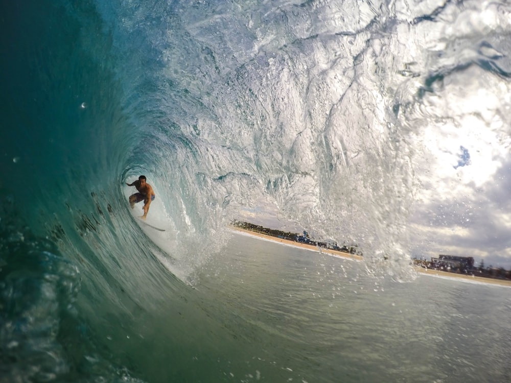 homem surfando durante o dia