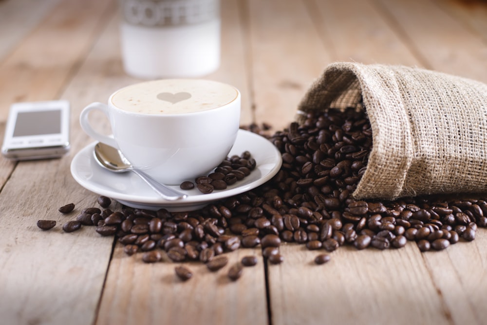 grains de café sur la table