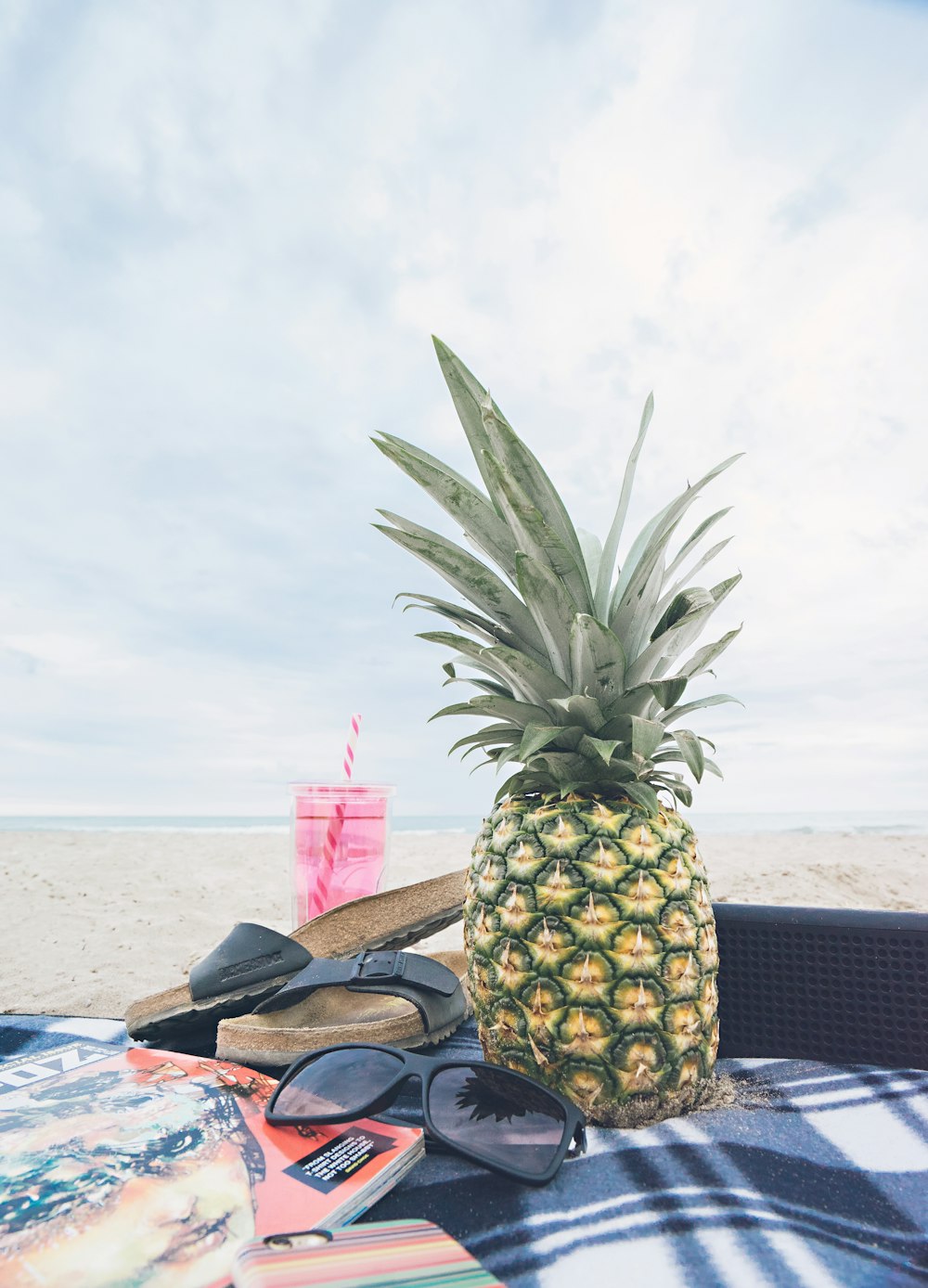 ananas à côté des lunettes de soleil noires