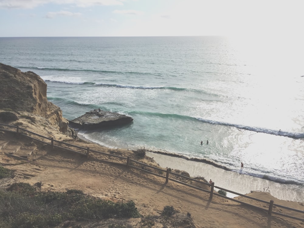 Olas marinas cerca de formaciones rocosas