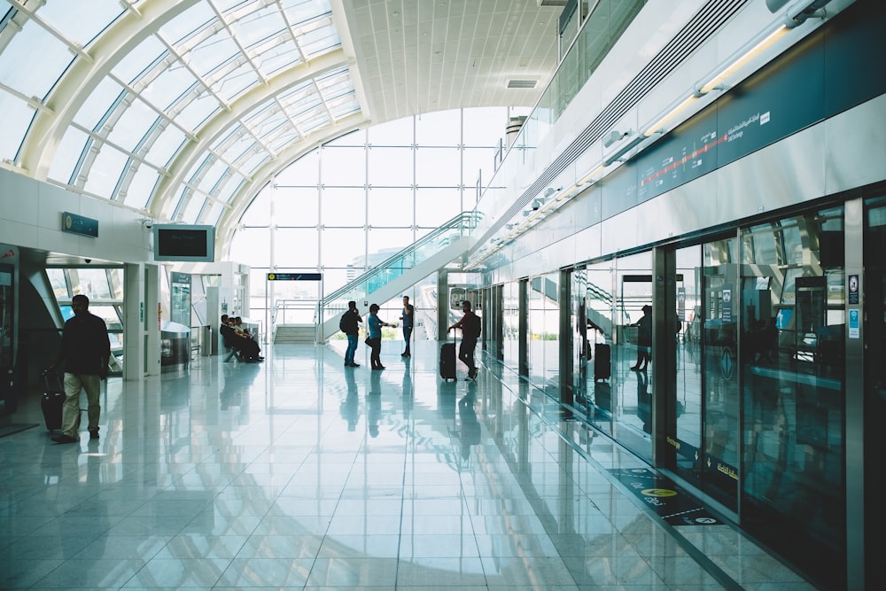 Personas en un suelo brillante en un aeropuerto de Dubái