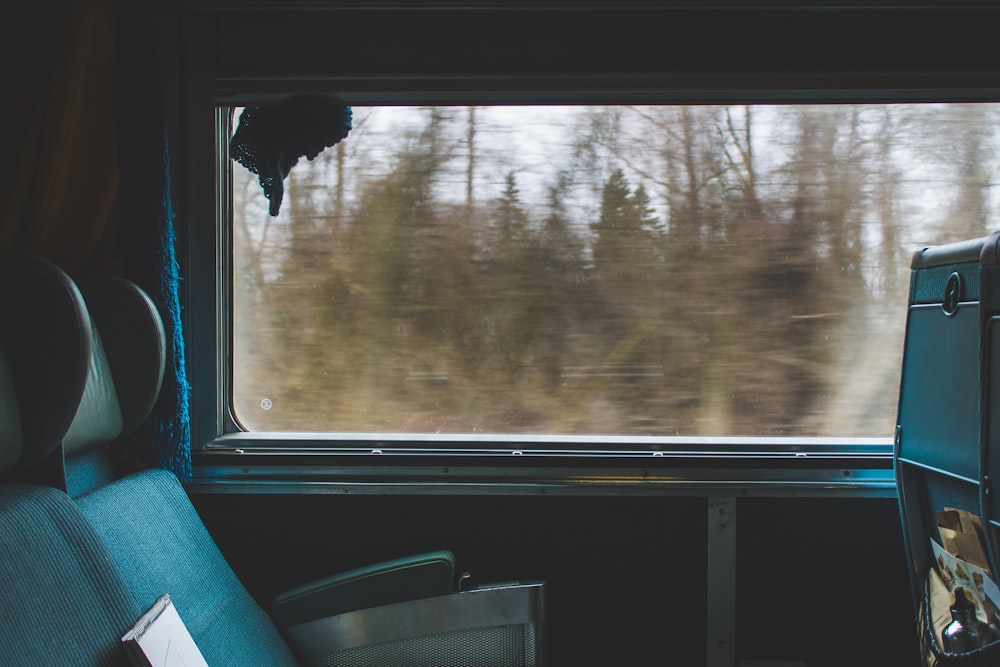 Foto de la ventana del vehículo cerca del asiento