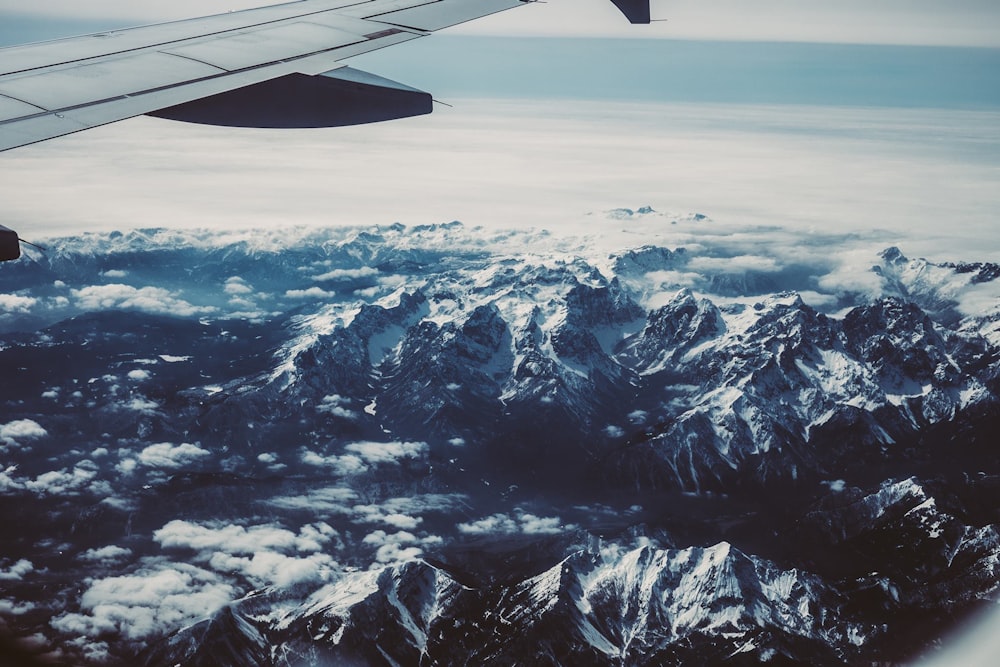눈으로 덮인 산맥의 항공 사진