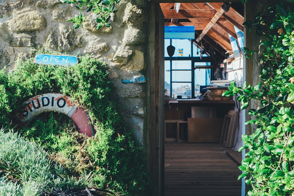 maison de repos en bois brun près du jardin