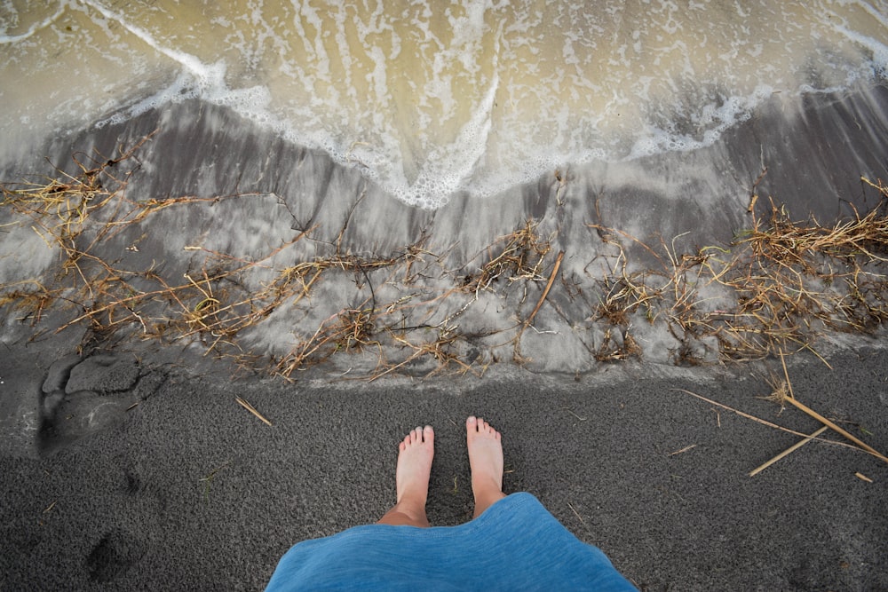 Persona in piedi in riva al mare