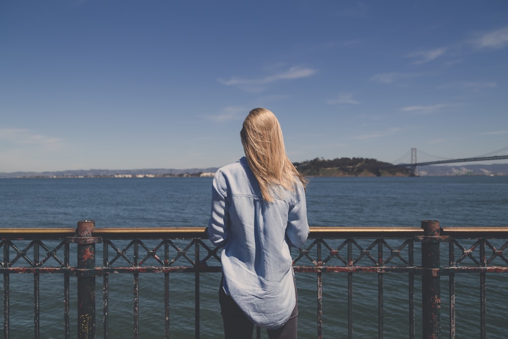 femme debout devant le plan d’eau