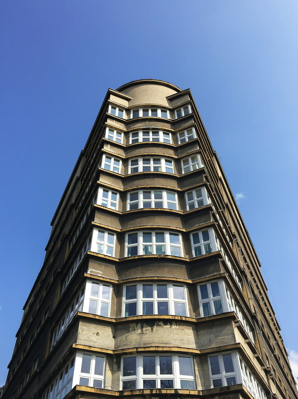 Edificio de hormigón blanco y negro