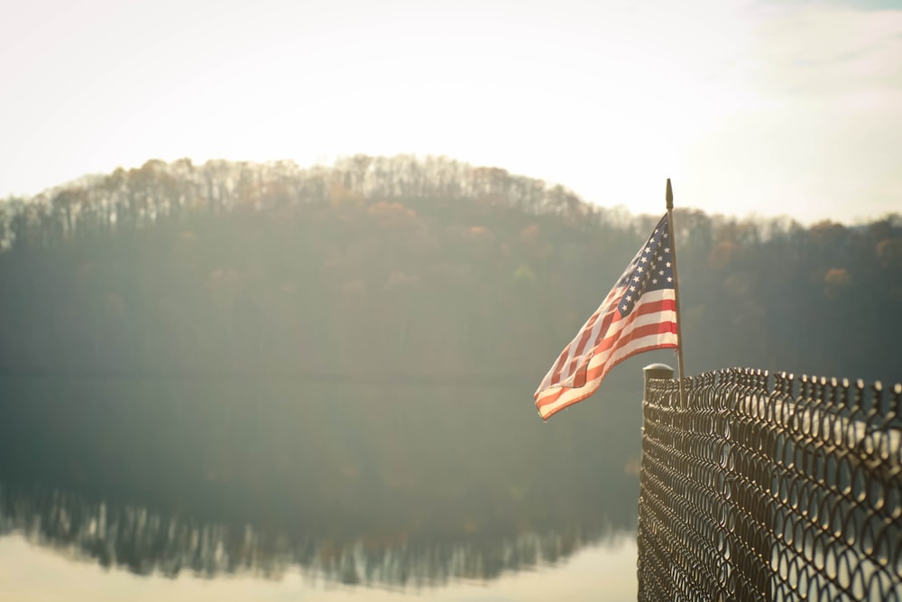 drapeau des États-Unis sur la clôture en fil de fer cyclonique