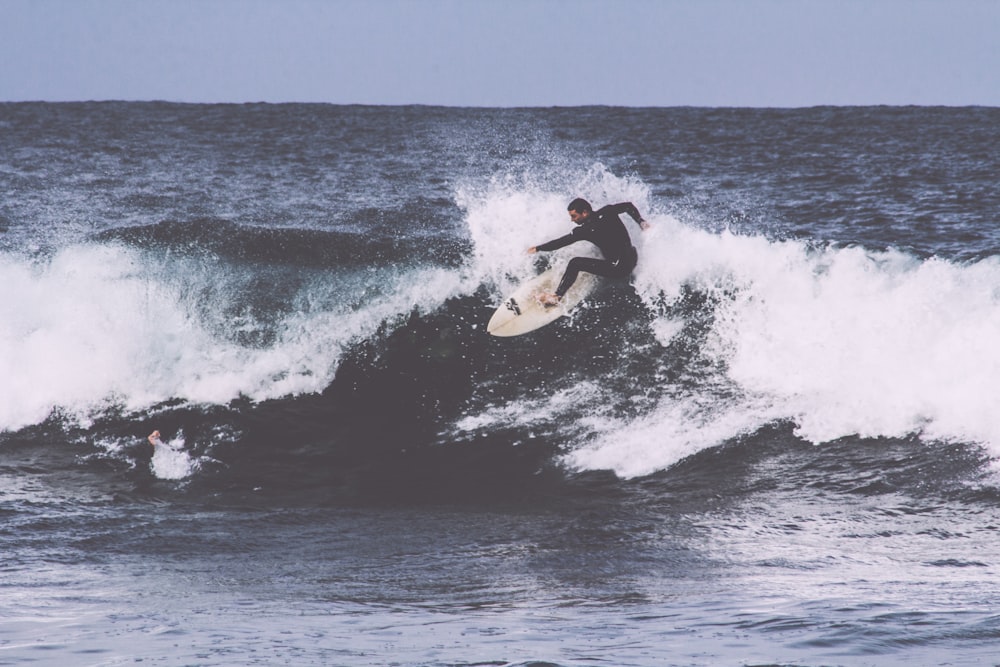 homme surfboard pendant la journée