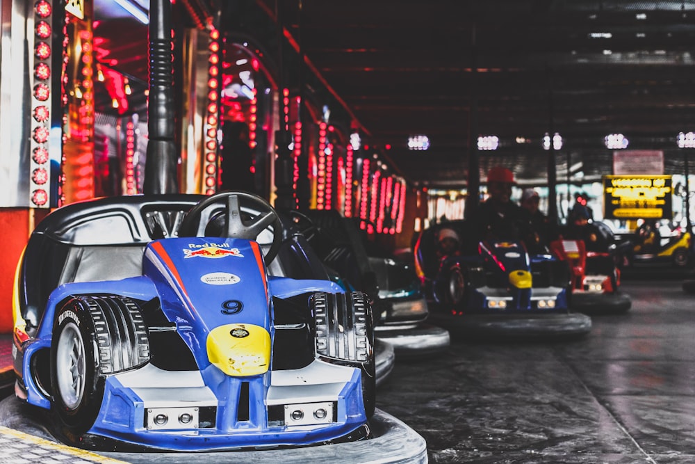 autos tamponneuses à l’intérieur de l’arcade