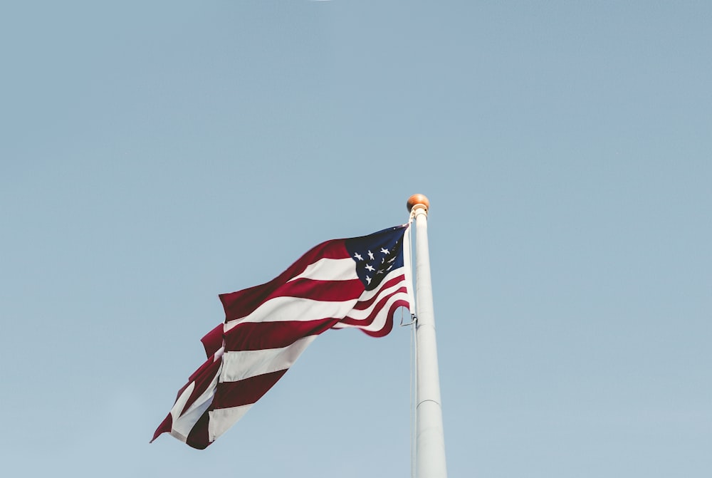 Bandeira dos EUA sob o céu azul