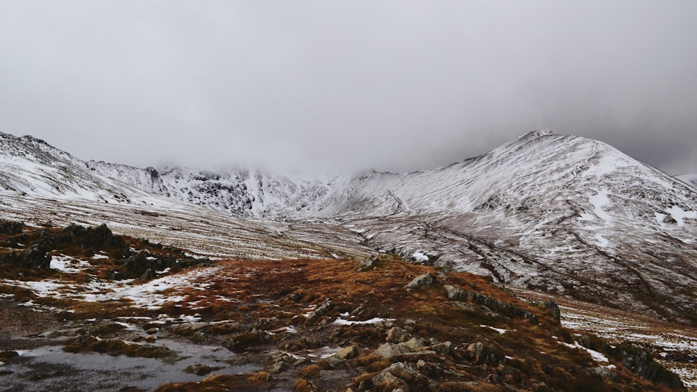 Montanha marrom coberta por neve