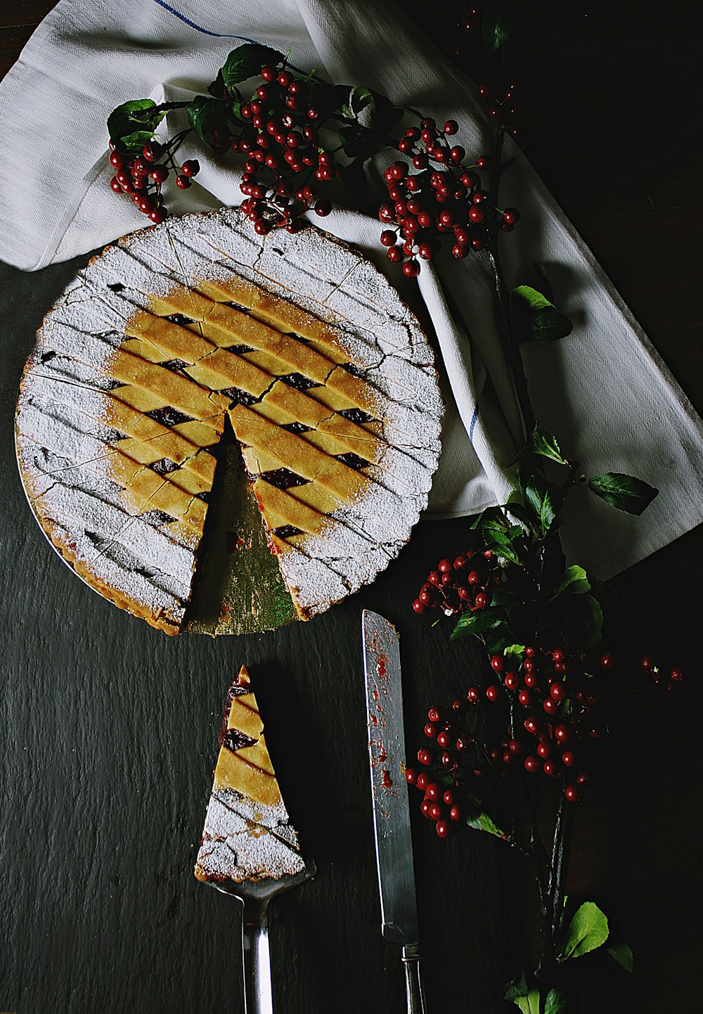 Pastel de cerezas en rodajas al horno