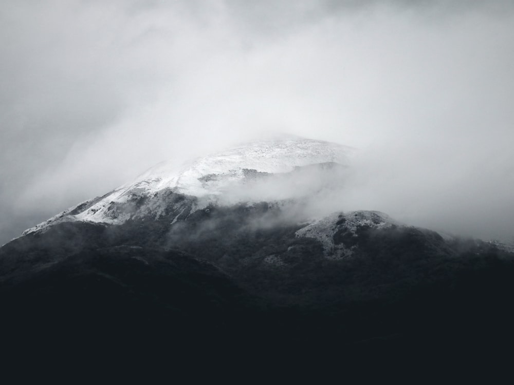 montagna circondata da nebbie