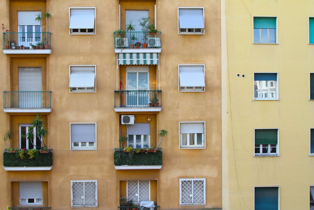 Edificio de gran altura amarillo