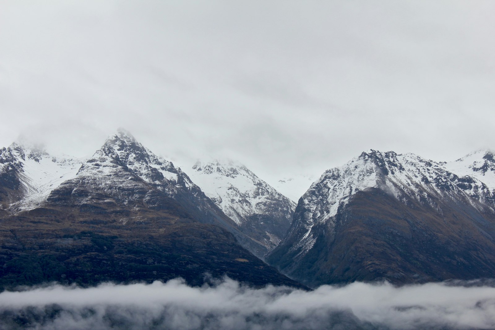 Canon EOS 550D (EOS Rebel T2i / EOS Kiss X4) + Canon EF-S 18-55mm F3.5-5.6 IS sample photo. Snow-capped mountain in mist photography