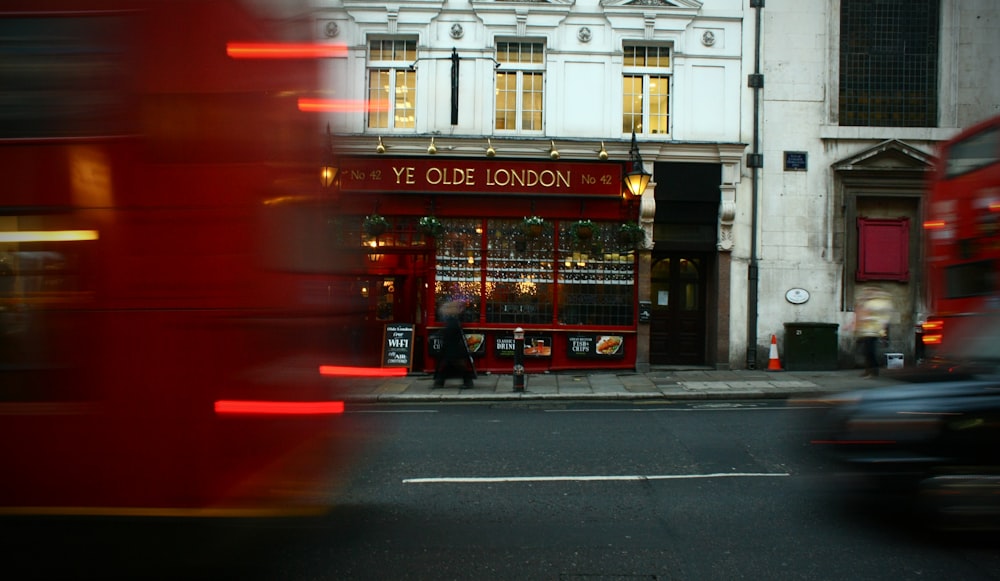Un motion blur nella strada di Londra davanti a un negozio, Londra