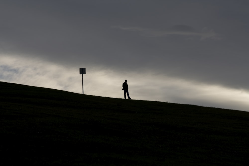 Silhouette de 2 personnes marchant sur le terrain au coucher du soleil