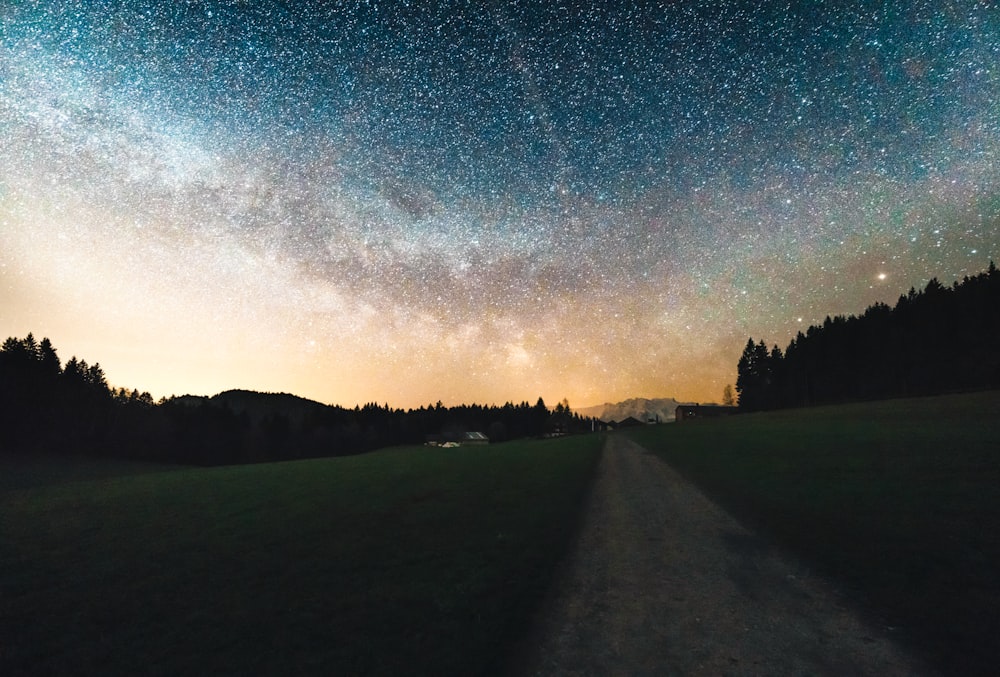 camino gris bajo el cielo nocturno