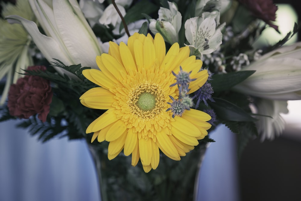 꽃병에 노란 꽃송이 꽃