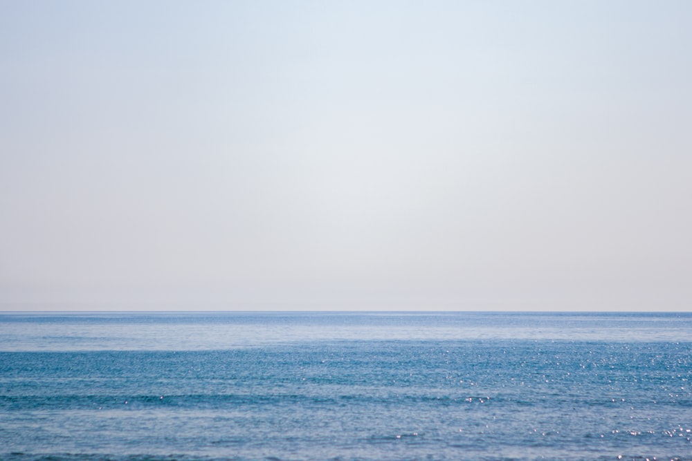 Océan bleu pendant la journée