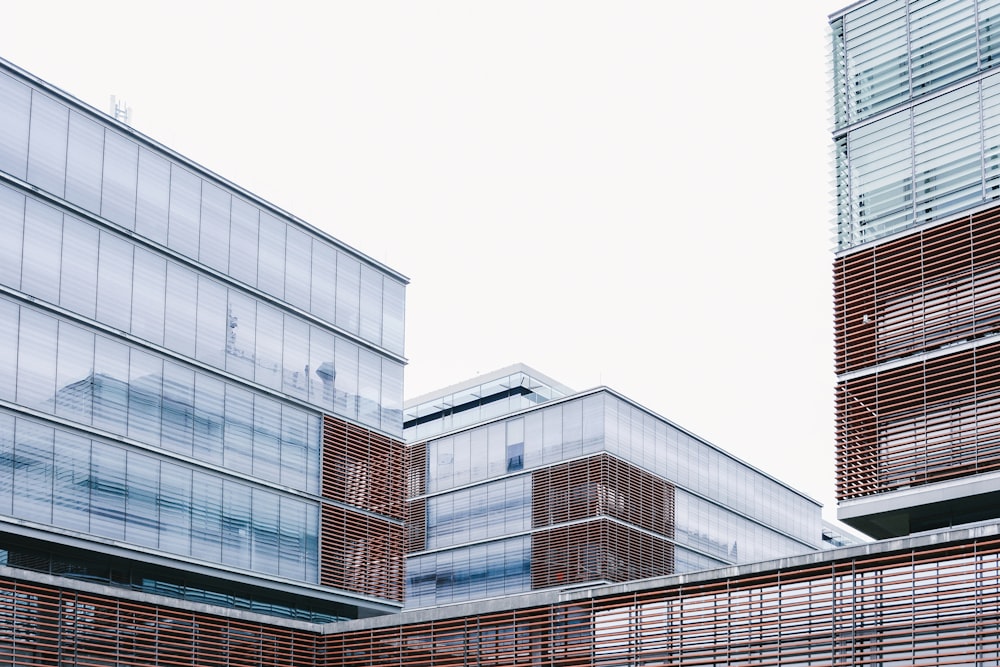 Fotografía de ángulo bajo de edificios de gran altura