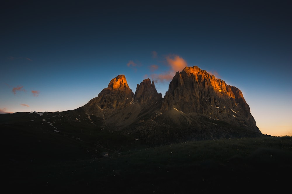 montanha durante o pôr do sol