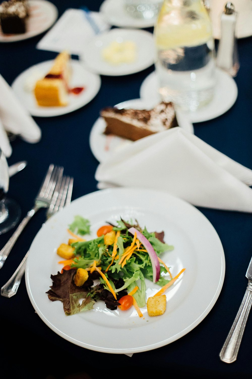 Photo de mise au point sélective d’aliments dans l’assiette