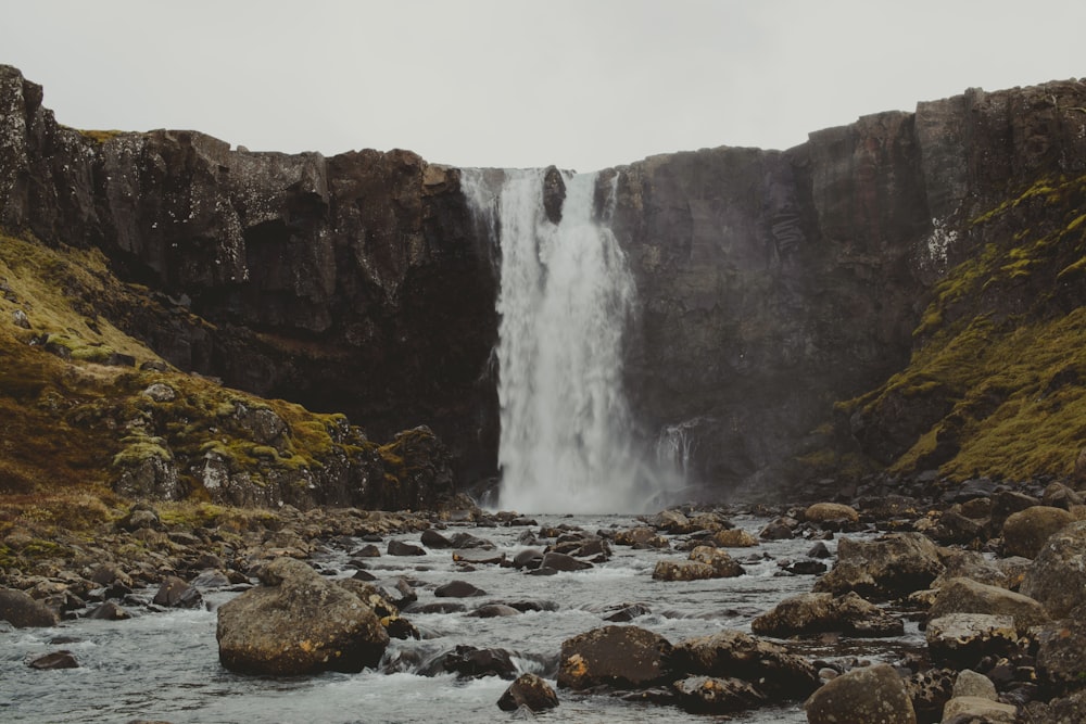 waterfalls near rocks