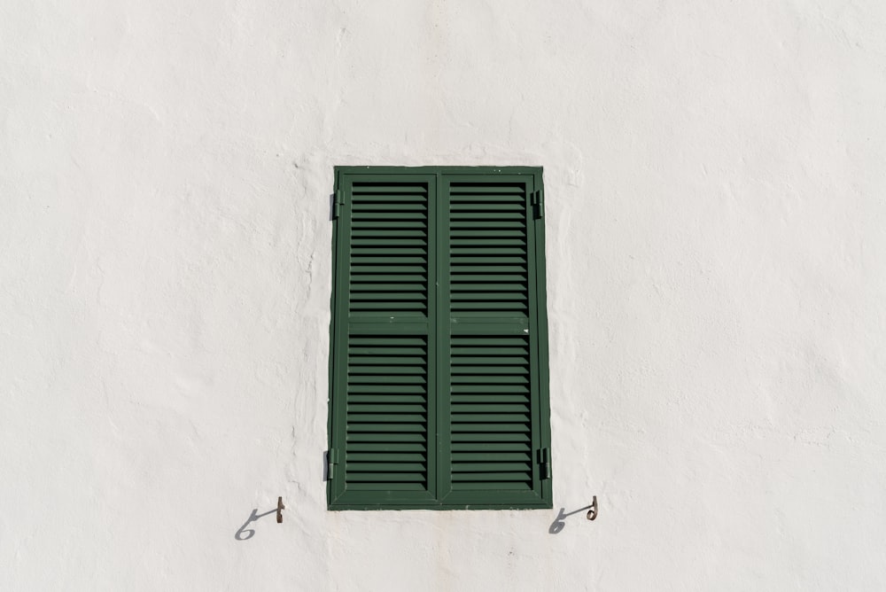 ventana de madera verde