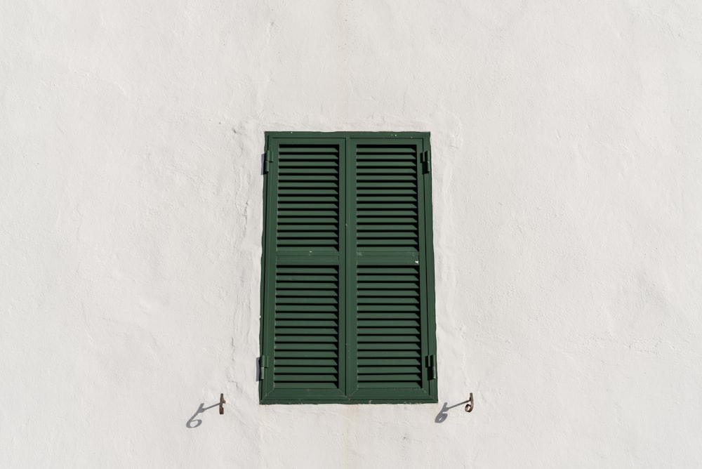 janela de madeira verde