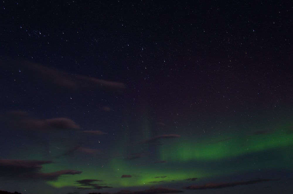 Aurores boréales dans le ciel nocturne