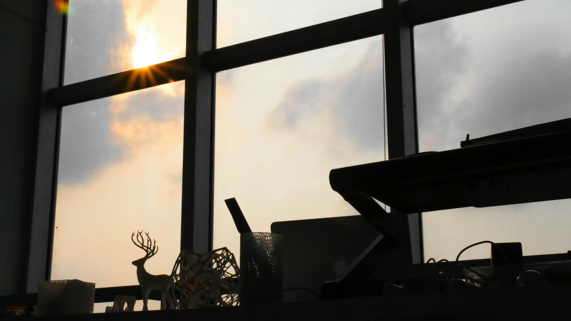 gray computer monitor