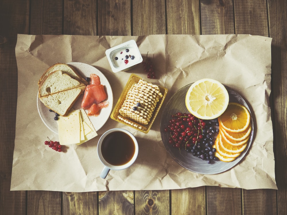 pão e frutas no prato