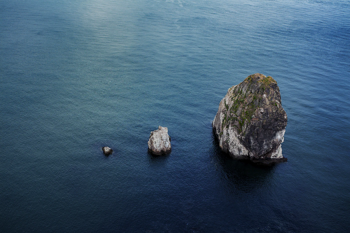 Der Felsturm Pinnacle Rock vor der Insel Bartolomé über einer geschützten Bucht