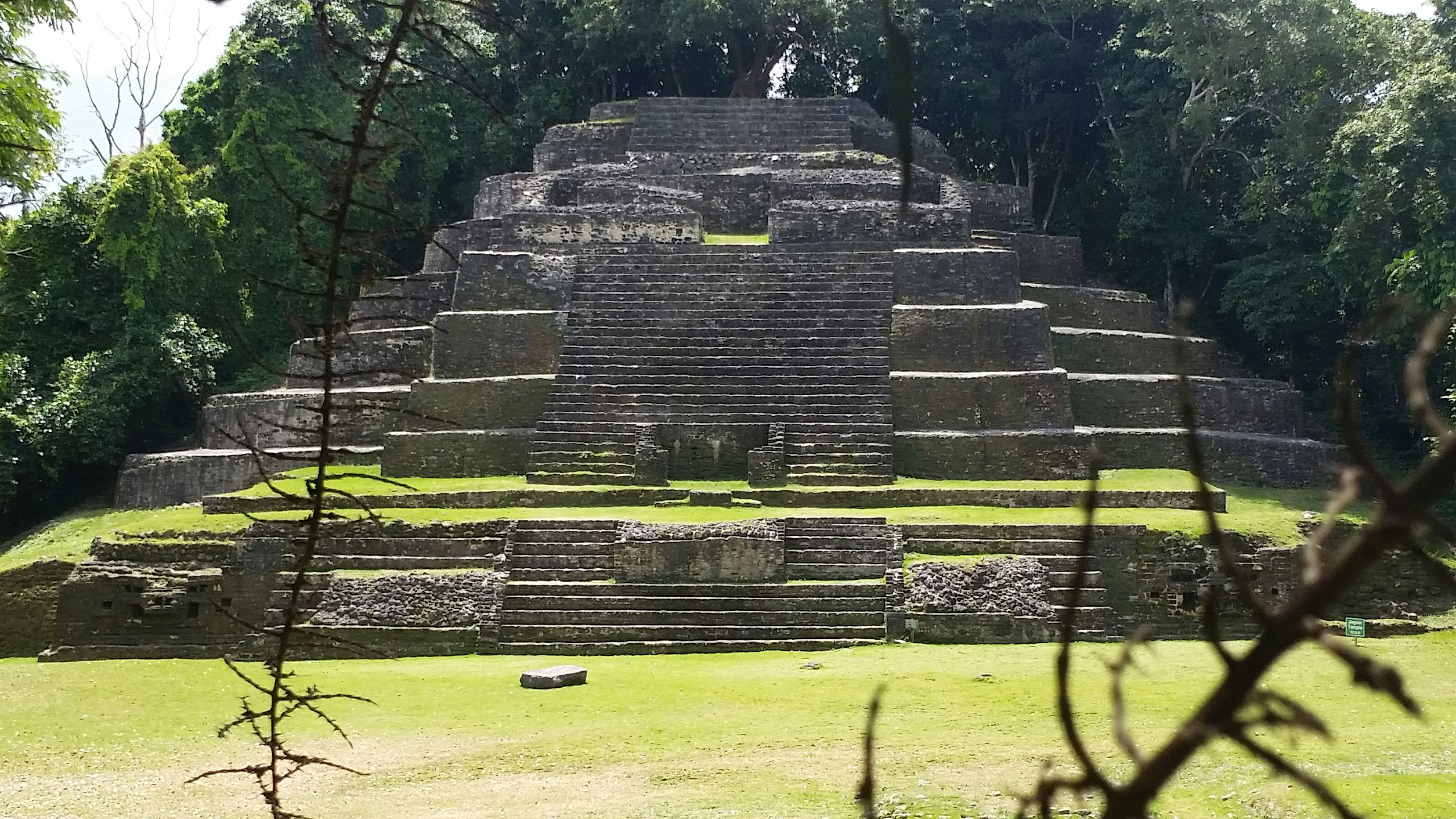 Хайрем бингхем мачу пикчу. Древний город майя ламанай, белиз. Древний город майя паленке. Мексика пирамиды теотиуакана. Пирамида кукулькана мексика.