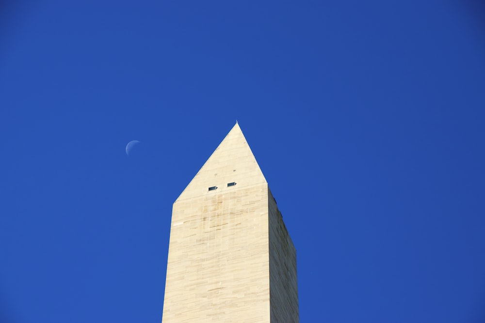 Ein sehr hohes Gebäude mit einem Halbmond am Himmel