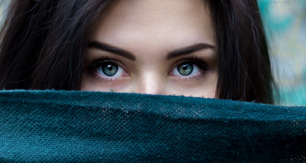um close up de uma pessoa com olhos azuis